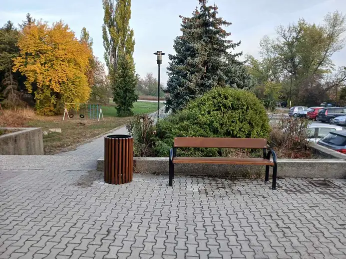 Grad Zaječar donirao nove klupe i kante za Zdravstveni centar