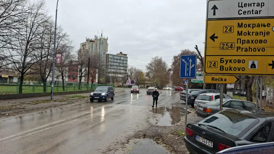 Negotin: Bajkeri su u prolazu nasrtali na ljude, otimali su im mobilne telefone, u grupi lica koji su napadali studente uočen i Vlada Mandić