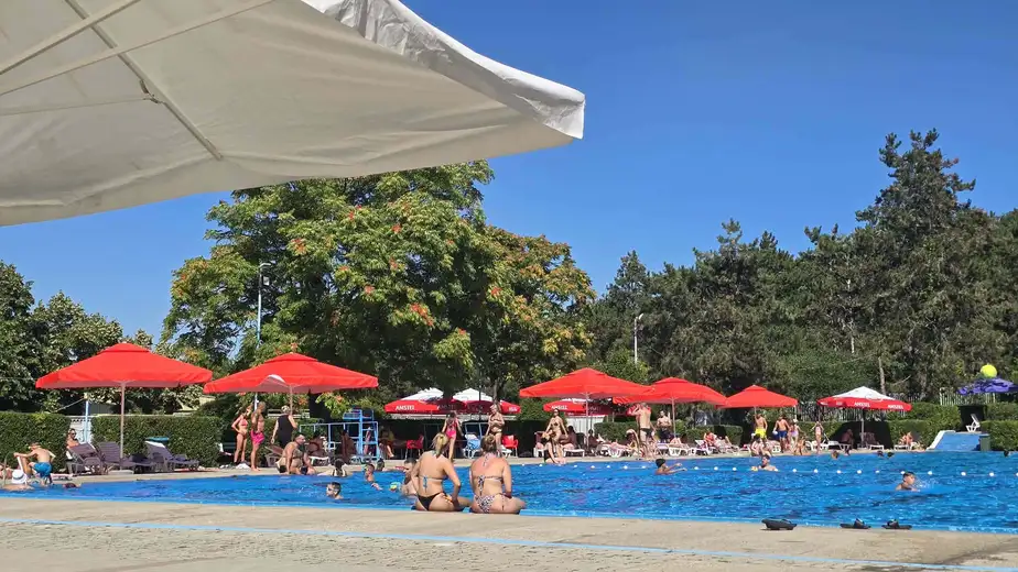 Da li su suncobrani sa gradskog bazena zaista preneti u Zvezdan za miting SNS-a?
