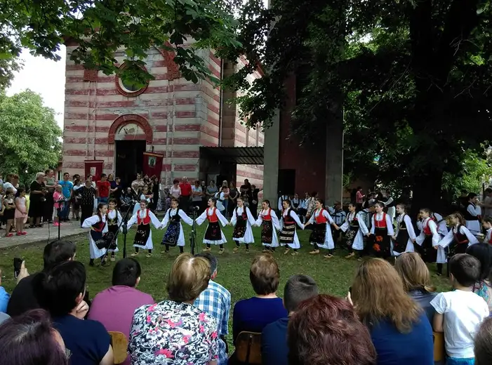 Dečiji ansambli priredili koncert u porti crkve u Grljanu!