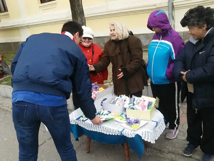 Budi human, kupi čestitku