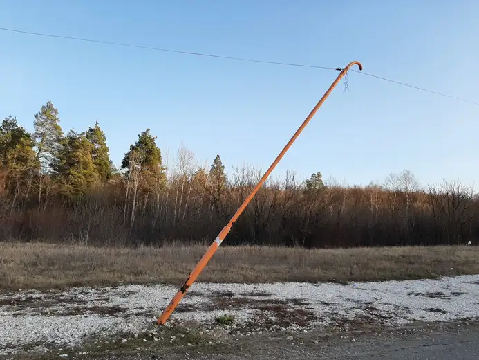 Prijavi problem: Stub javne rasvete na putu ka Vešalima samo što ne padne