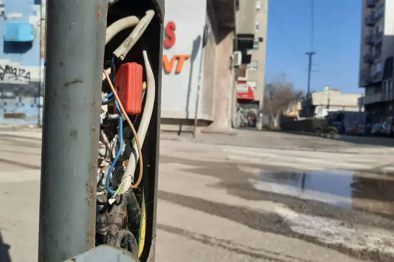 Prijavi problem: Žice na izvolte - Skinut poklopac na banderi