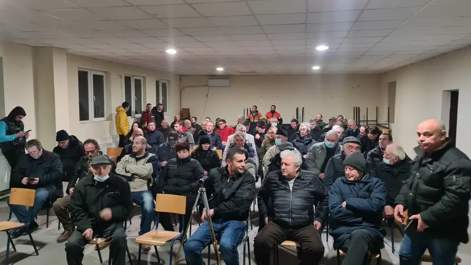 Meštani Slatine aplauzom ispratili prazan autobus