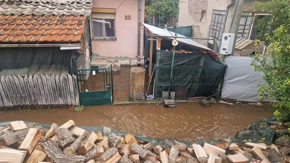 Krompir vruć, a slavine suve: stanari nekoliko ulica od nedelje bez vode zbog krive bandere i nelegalnog objekta