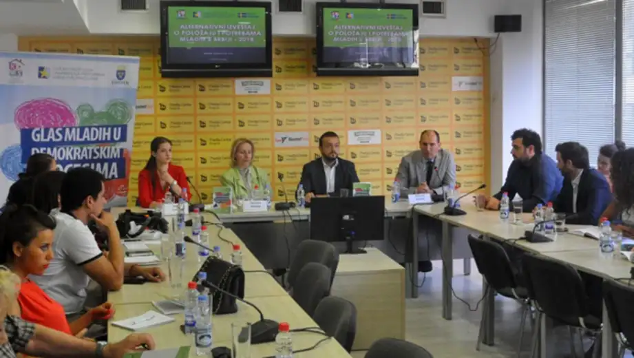 KOMS: Mladi sve manje veruju u demokratiju