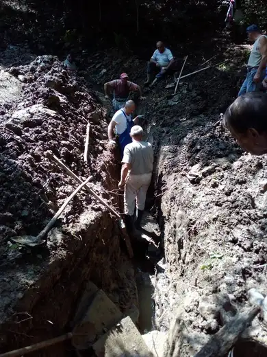 Meštani Vratarnice zajedničkim radom do zdrave pijaće vode: Juče sprovedena radna akcija na uređenju vodovoda "Vrbanski kladenac"