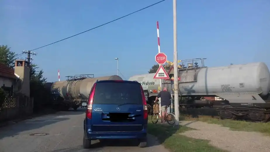 Vozači, oprez: Rampa na pružnom prelazu u Podlivu je u kvaru!