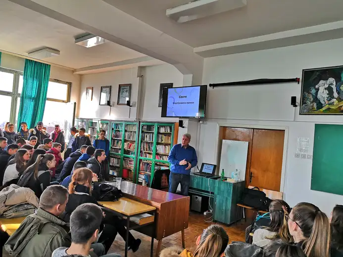 Srednjoškolci upoznati sa sektama u Srbiji: “Ovaj pojam je danas daleko opasniji nego ranije”