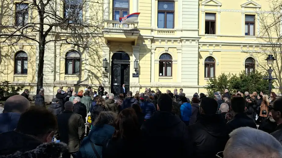 "Ovaj zakon je donet bez konsultacija i bez šire rasprave": U Zaječaru održan protest zaposlenih u pravosuđu