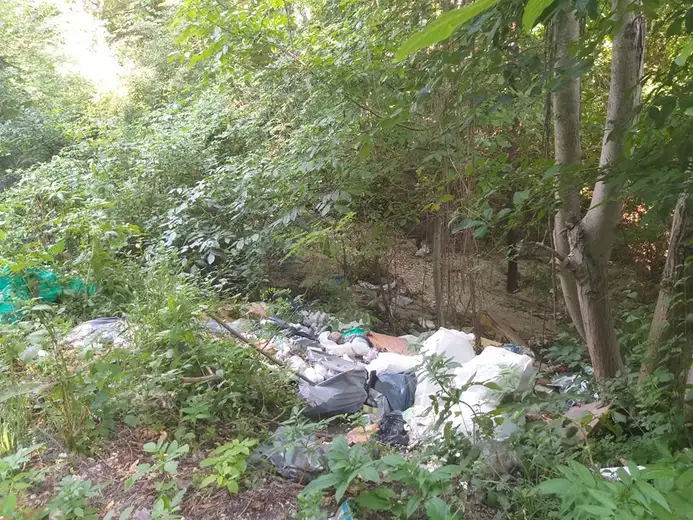 Smetlište i kod nadvožnjaka u ulici Miloša Obilića