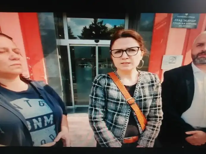 Obraćanje odbornika kojima je privremeno bio zabranjen ulazak u Skupštinu