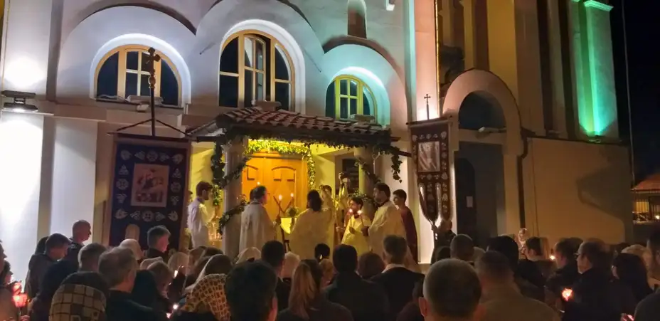 Danas je Vaskrs najveći Hrišćanski praznik,u hramu Rođenja Presvete Bogorodice služena je ponoćna, Vaskršnja liturgija