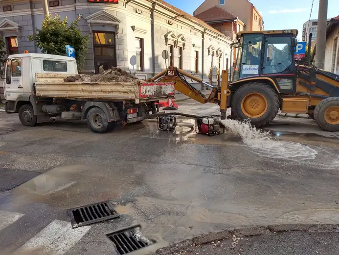 Pukla vodovodna cev u ulici Generala Gambete