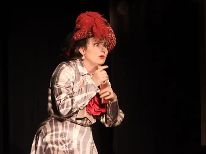 Svetski dan šale, 1. april, obeležen je sinoć prvom reprizom monodrame „Razvojni put Živke ministarke“ u izvođenju glumice Nataše Petrović, u Centru za kulturu u Knjaževcu