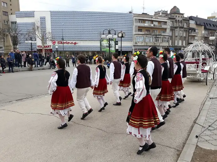 Pesmom i igrom na gradskom trgu proslavljen 3. mart