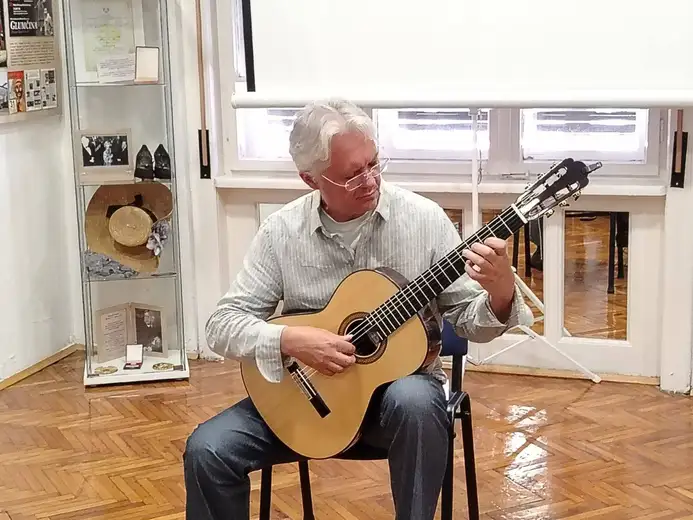 U okviru prvog festivala umetničke muzike „Zaječarsko muzičko proleće” u Pozorišnom muzeju u Zaječaru nastupio magistar gitare Dušan Dimitrijević