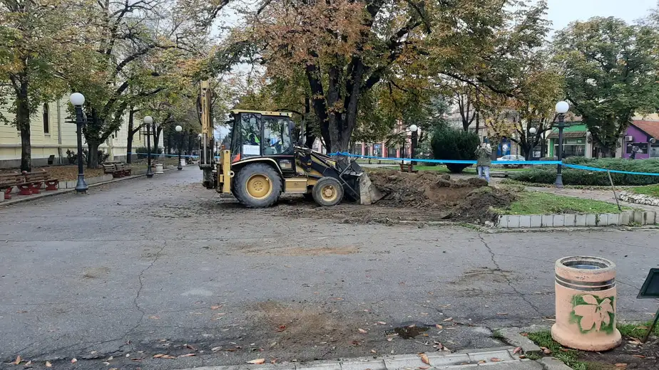Krenuli radovi oko izmeštanja česme na skveru