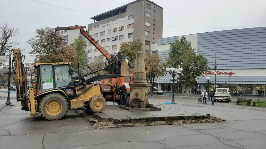 Počelo izmeštanje česme sa gradskog trga