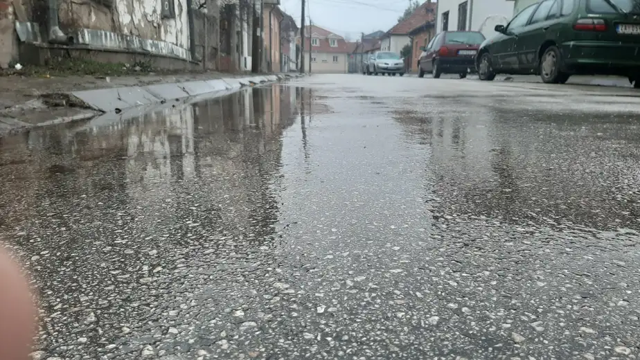 Stanje na putevima: Zbog kiše i snega vozačima se preporučuje oprezna vožnja i upotreba zimske opreme