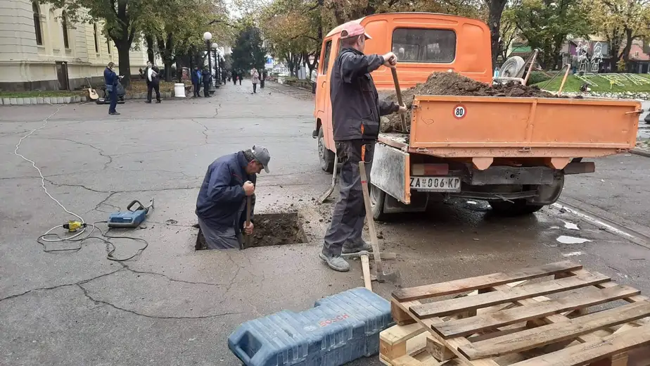 FOTO VEST: Postavlja se jelka na glavnom gradskom trgu