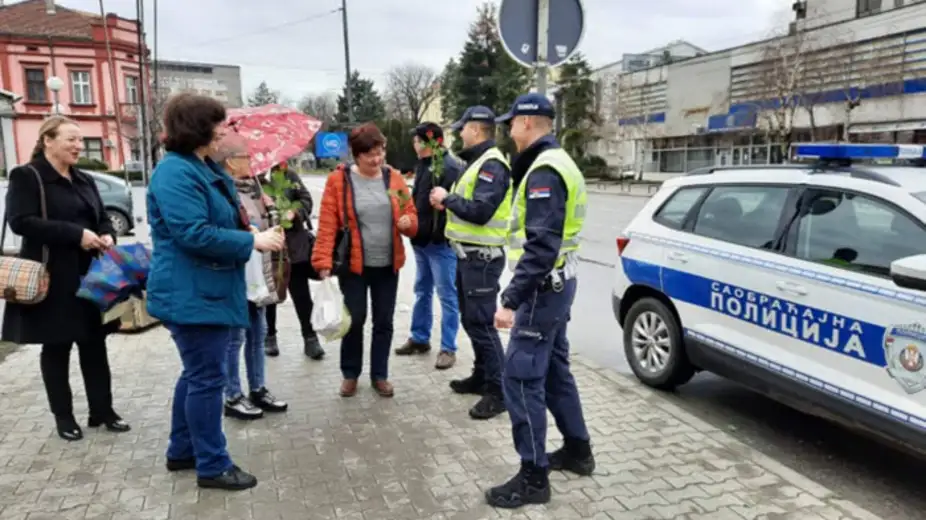 Uz osmeh i ruže, saobraćajni policajci u Zaječaru damama čestitali Dan žena – 8. mart