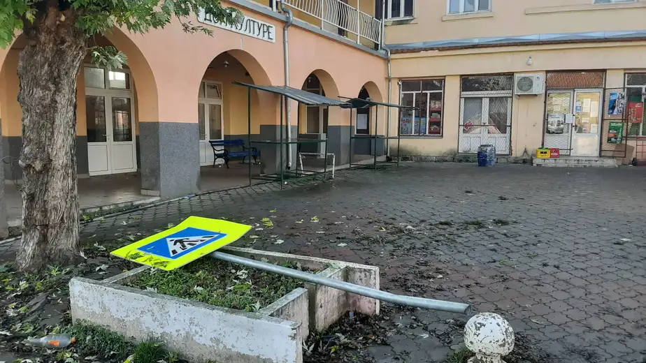 Polomljeni znak u Vražogrncu već desetak dana leži u dvorištu Doma kulture