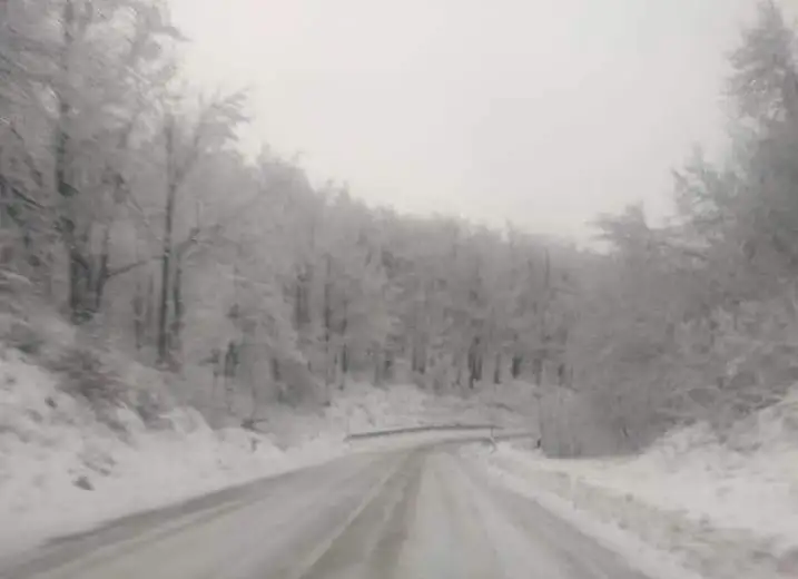 Stanje na putevima: Pojačan oprez zbog mokrih kolovoza i snega na pojedinim deonicama