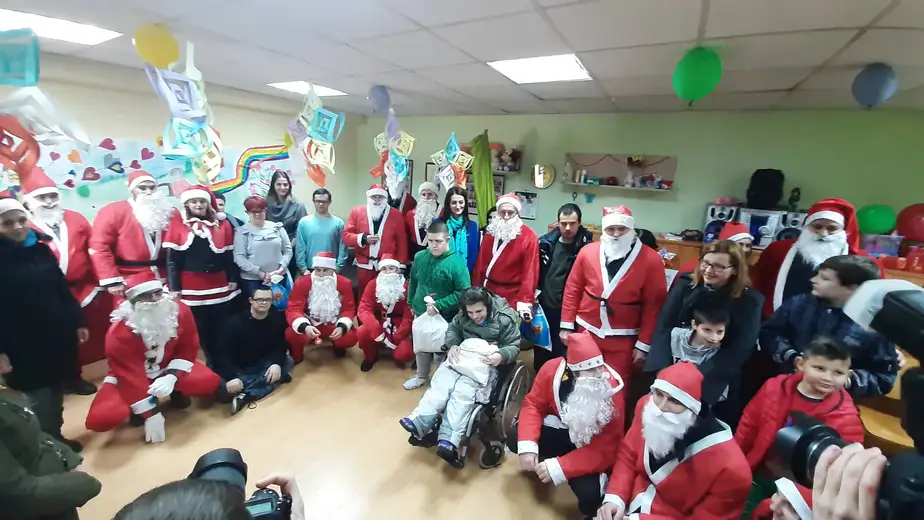 Deda Mrazovi na motorima podelili paketiće deci iz ustanove Oblutak