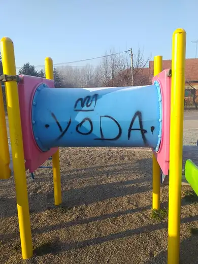 Lica koja su noćas šarala grafite na Popovoj plaži "uhvaćena na delu"