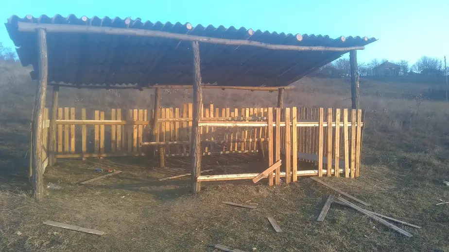 Oštećena nadstrešnica na autobuskom stajalištu za đake u Velikom Izvoru