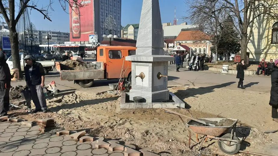 Uređuje se plato oko nove česme na Trgu oslobođenja