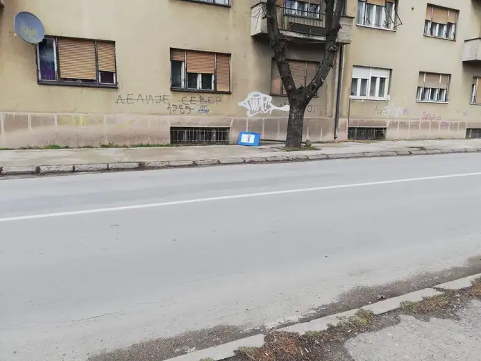 Oboren saobraćajni znak u ulici Ljube Nešića