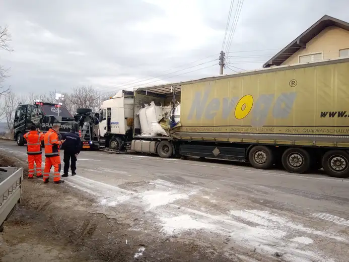Šleper udario u ogradu mosta na izlazu iz Minićeva