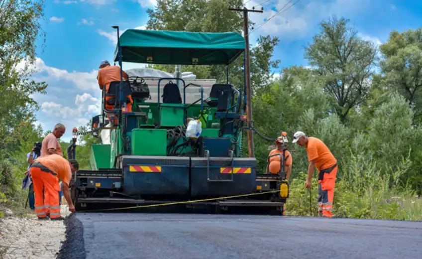 U prvoj fazi radova asfaltiran put između Brusnika i Tamniča