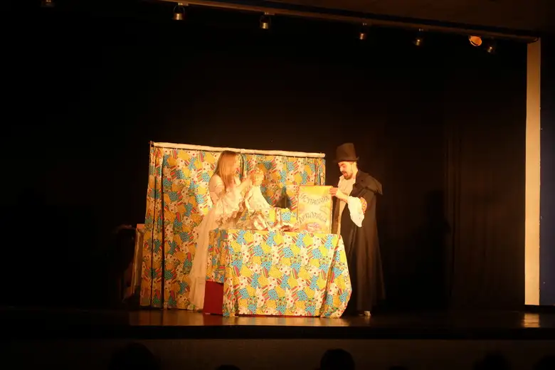 Na maloj sceni Centra za kulturu u Kotlujevcu sinoć je izvedena predstava za decu “Uspavana lepotica”