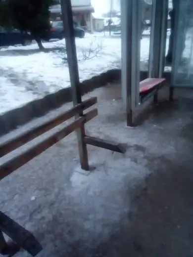 Umesto sedišta - daska za peglanje: Autobuska stajališta i dalje čekaju bolje dane