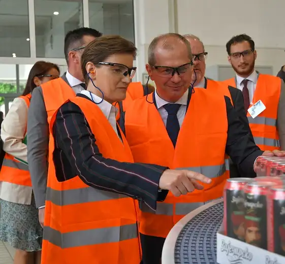 Predsednica Vlade Srbije Ana Brnabić posetila Zaječarsku pivaru  koja posluje u okviru kompanije HEINEKEN Srbija