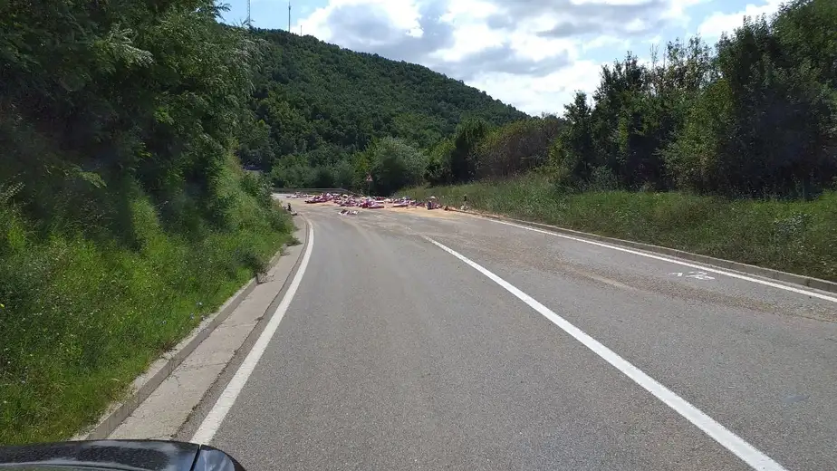 Vozači oprez: Na putu Zaječar - Gamzigradska banja iz kamiona ispao deo tovara