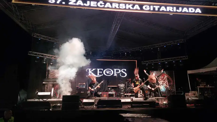 Nastupom riječkog metal benda "Keops" otpočeo je revijalni program prve polufinalne večeri