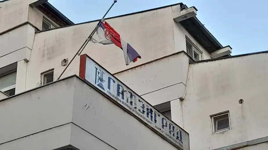 Ruglo: Zastava na zgradi Specijalne bolnice u ritama