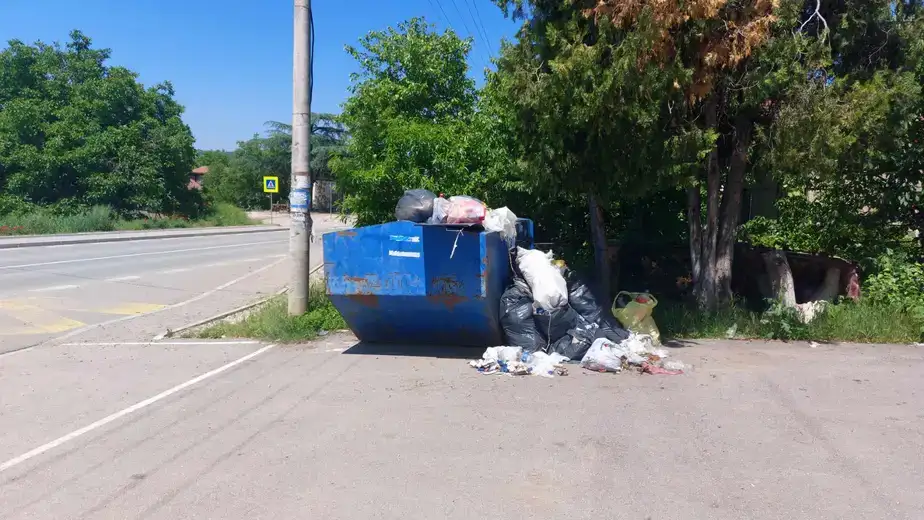 Foto dana: A, u Malom Izvoru kamena i smeća na pretek