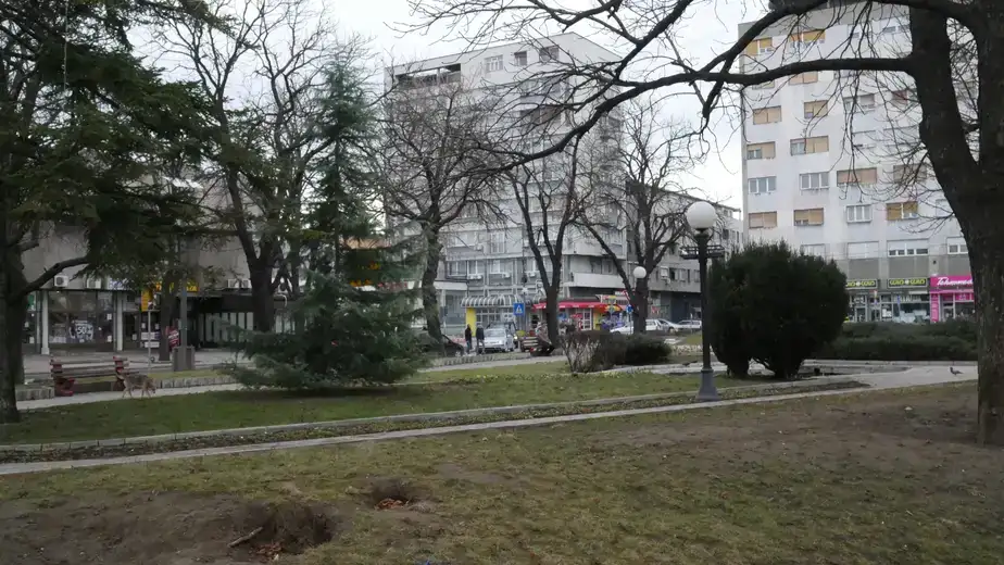 Olujni vetar širom Srbije: Sredinom dana osetan pad temperature, pa i sneg