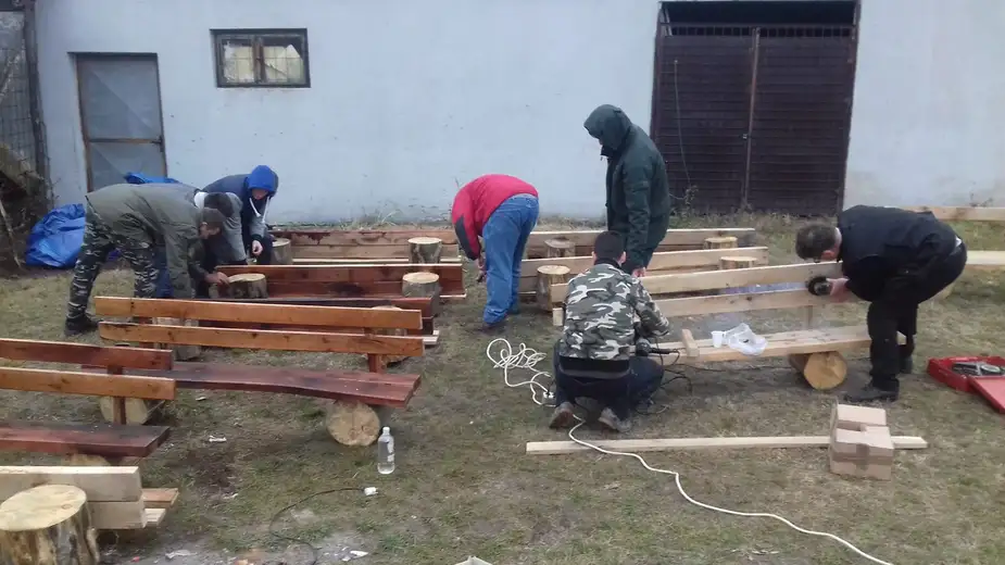 VOLONTERI IZRADILI PARK KLUPE ZA KRALJEVICU