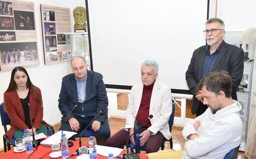 U Pozorišnom muzeju predstavljen portret Gorana Bjelanovića, reditelja, književnika i direktora Crnogorske kinoteke