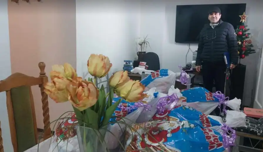 Novogodišnja čarolija u jednoj zgradi u Zaječaru: Nekadašnji vojnik i heroj sa Košara, Aćif Avdić, danas upravnik jedne od najsređenijh zgrada