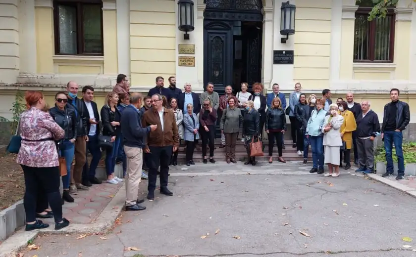 Protest advokata u Zaječaru: Pravosuđe u Srbiji je "zgužvano" kao zastava na Osnovnom sudu u Zaječaru