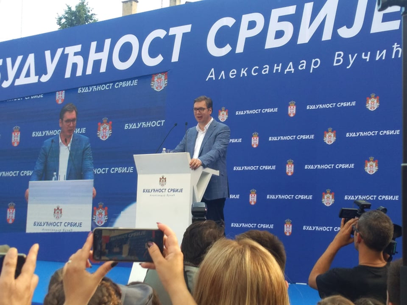 Advokatica: Dovođenje migranata na skupove SNS je primer držanja ljudi u potlačenom položaju