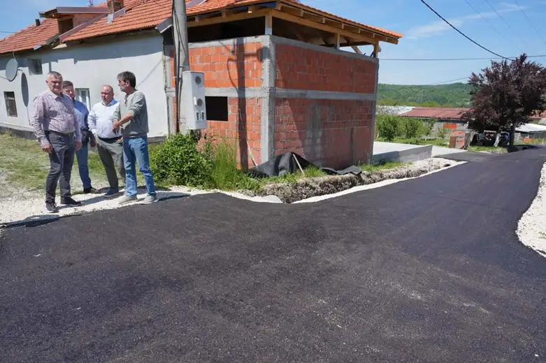 Nezvanični gosti na službenom obilasku: Da li su lokalni naprednjaci zloupotrebili javne radove u Zaječaru za stranačku promociju?