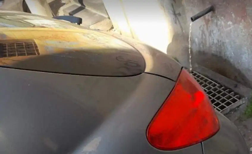 Bahato parkiranje: Automobilom zatvorio prilaz česmi